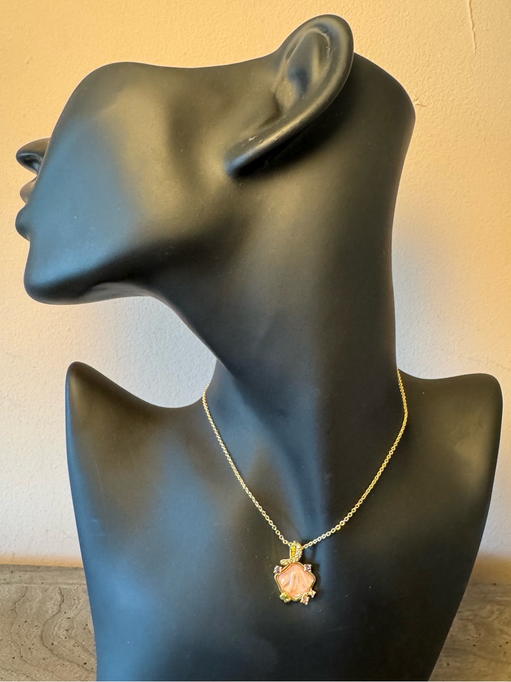 Gold Tone Shell Pendant Necklace